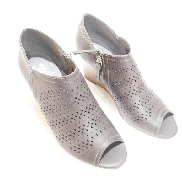 Journee Collection Britny Wedge-7.5 - Picture 9 of 9